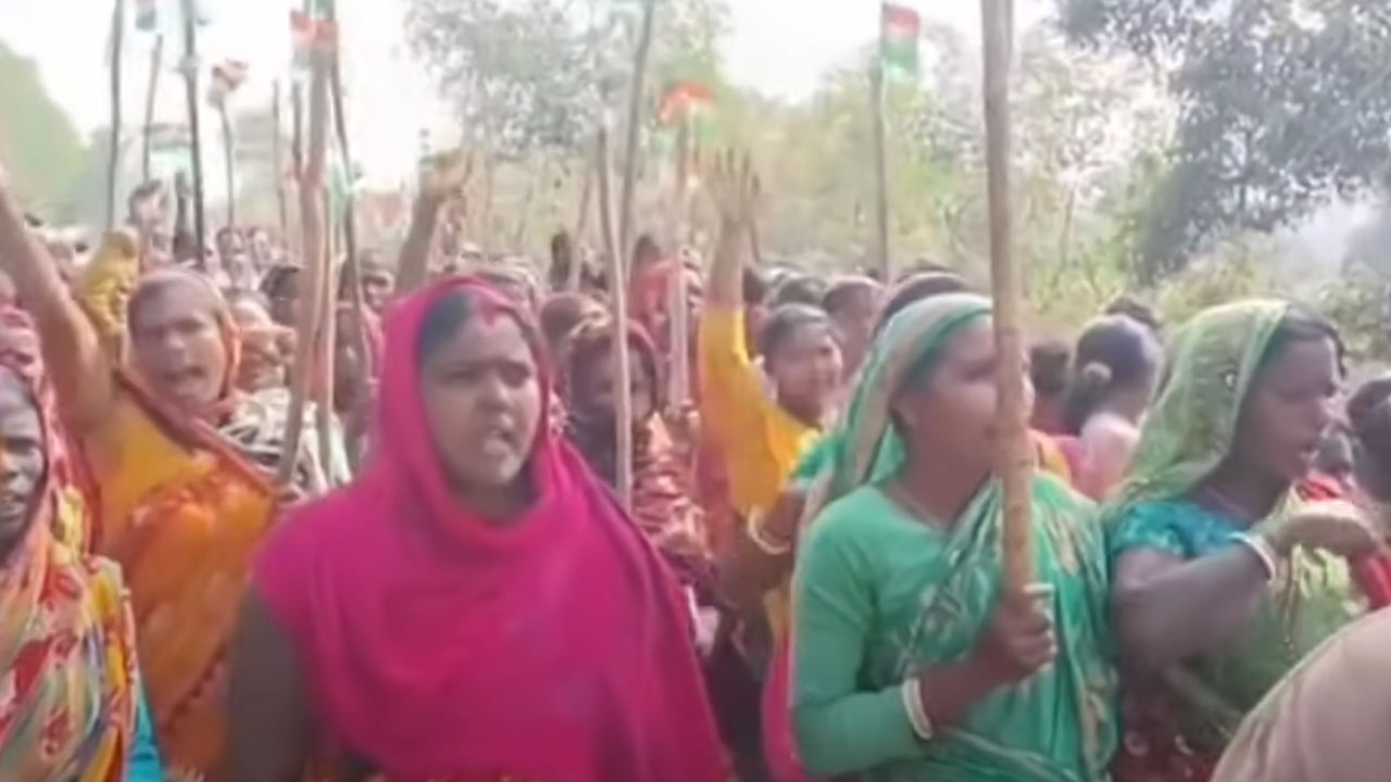 পুরুলিয়ায় বিক্ষোভ গ্রামের মহিলাদের।