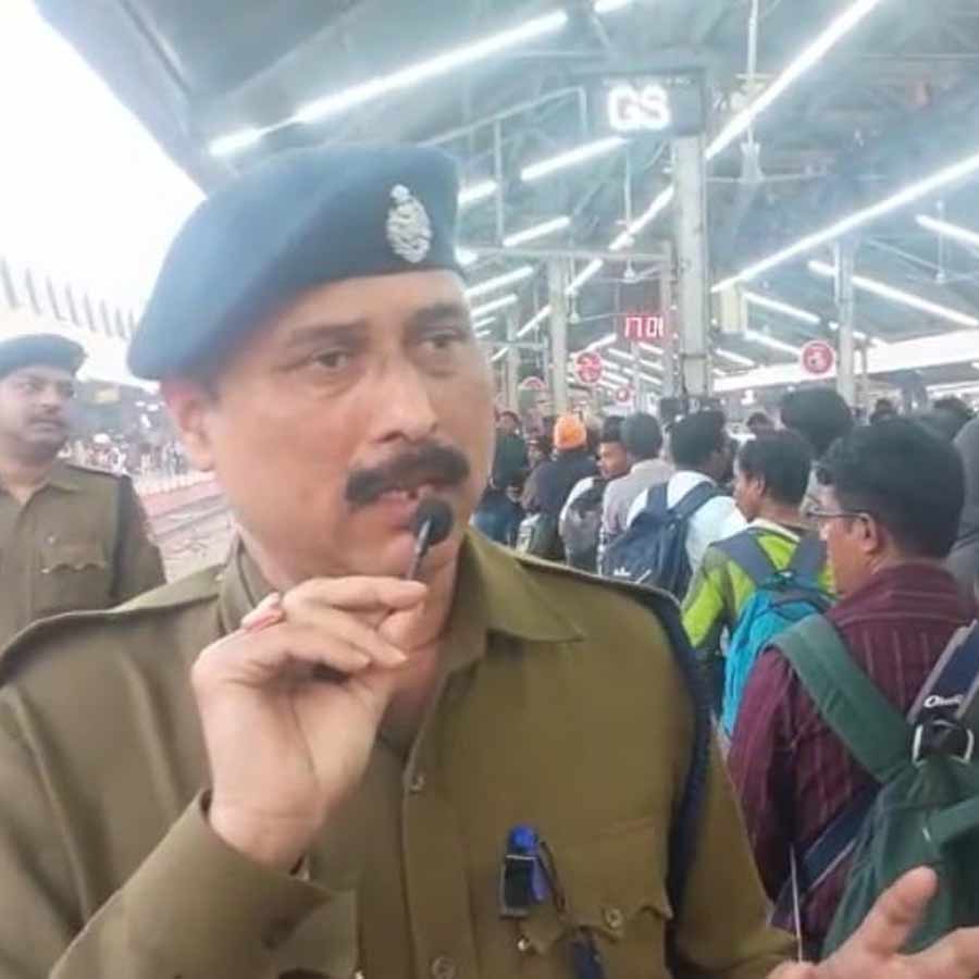 Passengers are pulling chains to get off at their desired location dgtld