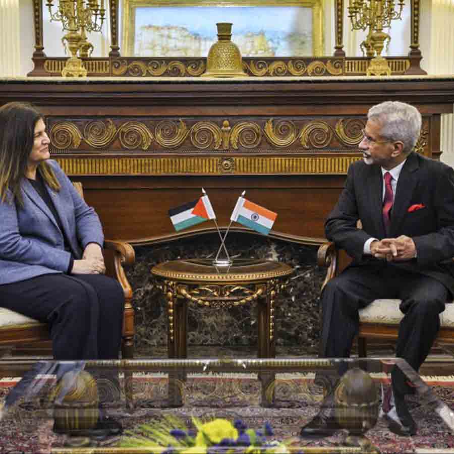 (বাঁ দিকে) আঘাবেকিয়ান শাহনিন এবং এস জয়শঙ্কর (ডান দিকে)।