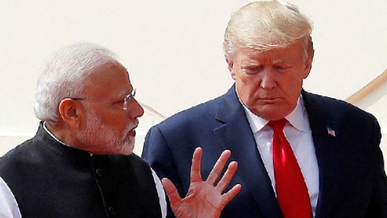 (বাঁ দিকে) ভারতের প্রধানমন্ত্রী নরেন্দ্র মোদী এবং আমেরিকার প্রেসিডেন্ট ডোনাল্ড ট্রাম্প (ডান দিকে)।