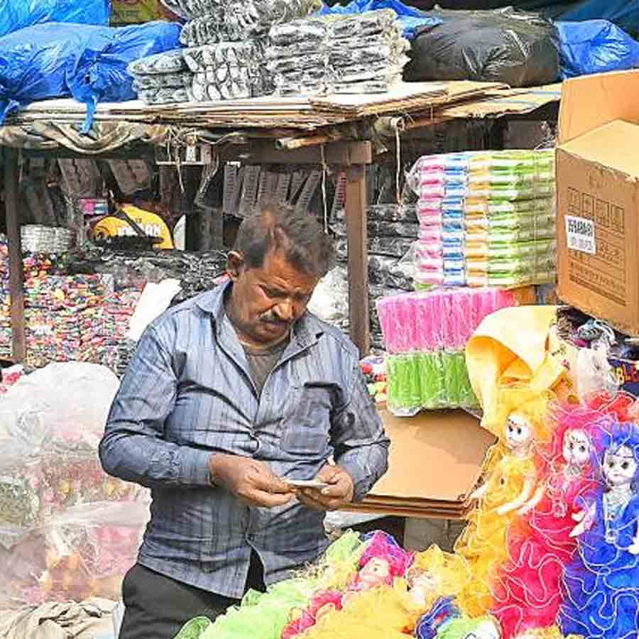 রাস্তার পাশে বসানো হয়েছে ডালা। চতুর্দিকে মজুত দাহ্য বস্তু। ব্রেবোর্ন রোডে।