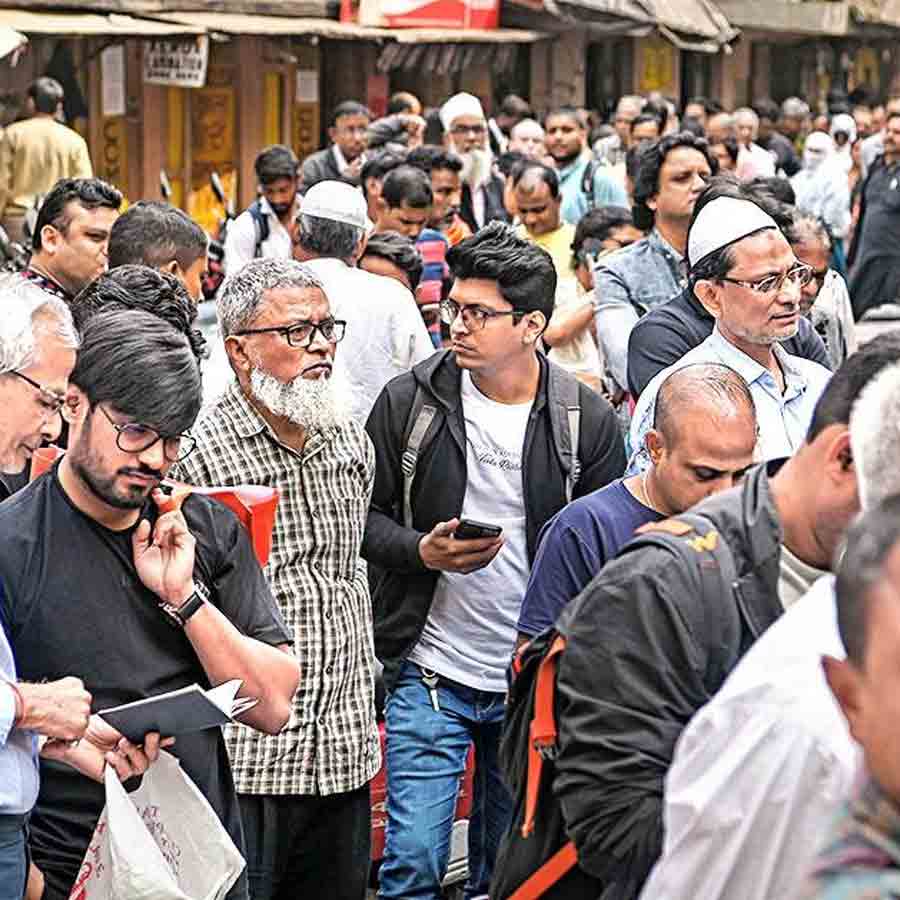 প্রতীক্ষা: ব্যাঙ্কশাল কোর্ট চত্বরে হলফনামা জমা দেওয়ার ভিড়। শুক্রবার।