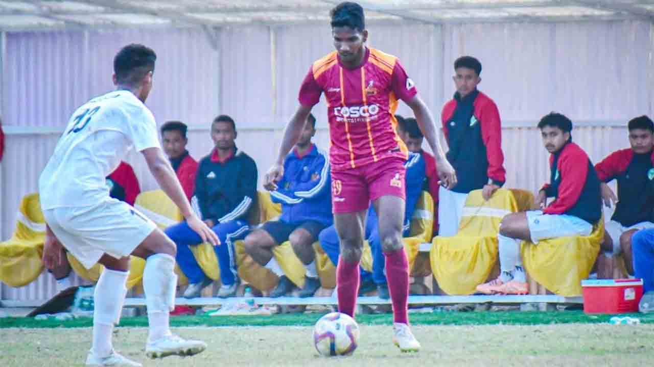 বাংলা এবং অসমের ফুটবলারের মধ্যে বল দখলের লড়াই।