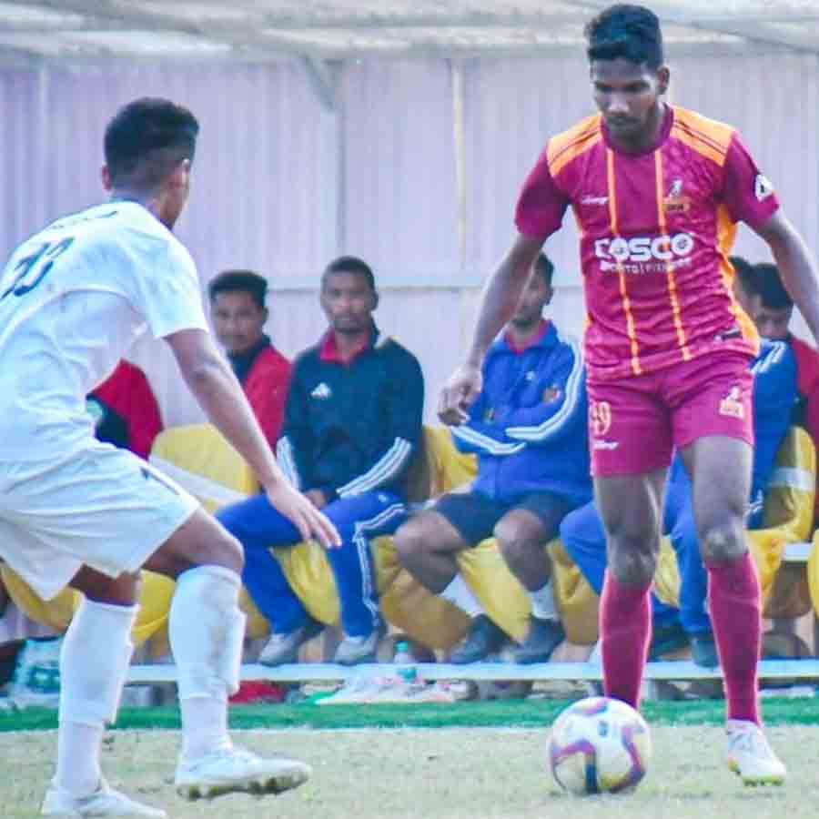 বাংলা এবং অসমের ফুটবলারের মধ্যে বল দখলের লড়াই।