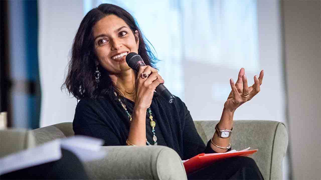 কলকাতায় ঝুম্পা লাহিড়ী। ছবি: শুভেন্দু চাকী।