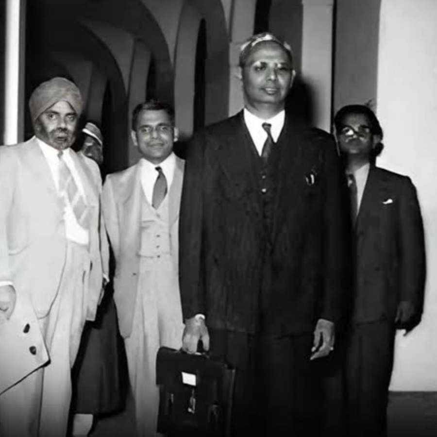 বাজেরেটর ব্যাগ হাতে সন্মুখম ছেট্টি।