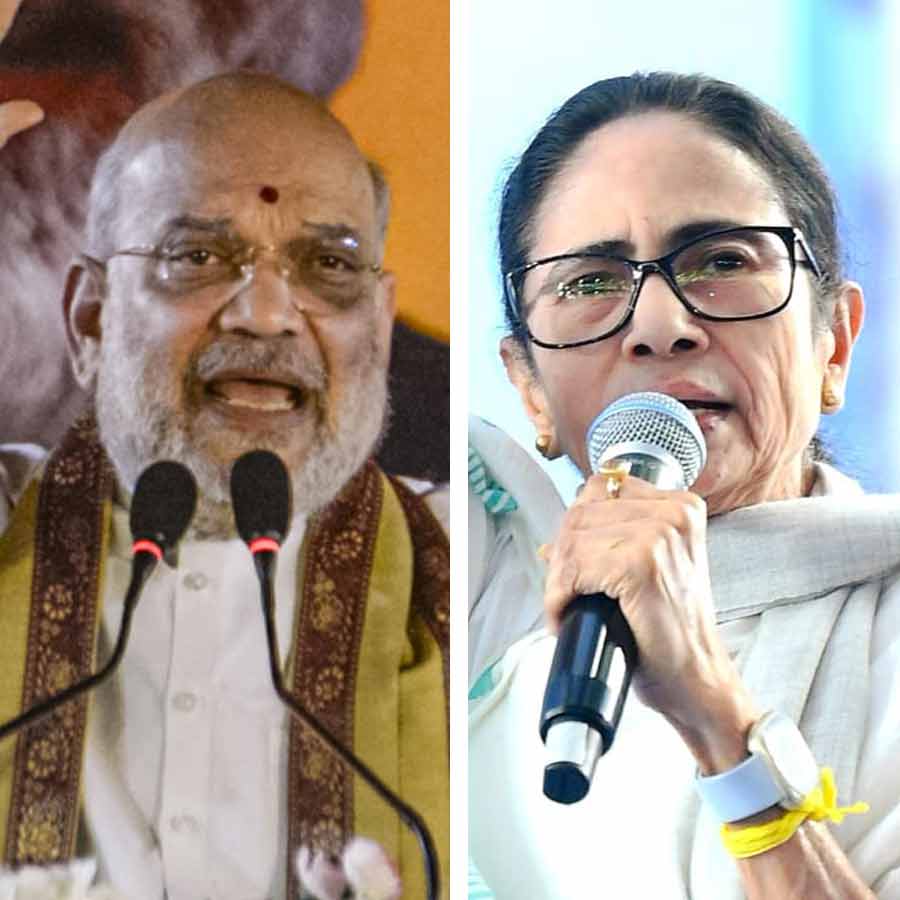 Amit Shah attacks ‘Administrator Mamata’ on Anandapur Fire issue, TMC retorts with Gujarat infrastructural disaster incidents
