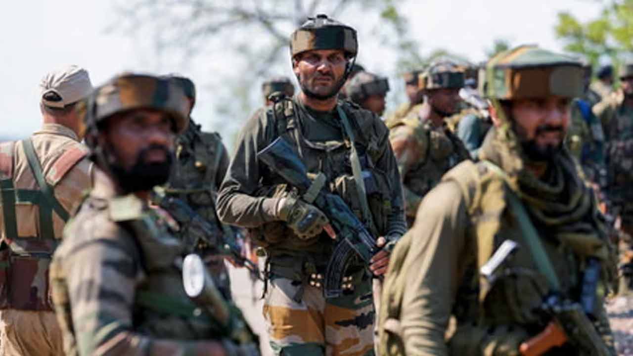 কিশ্তওয়ারে সেনা অভিযান। ছবি: পিটিআই।