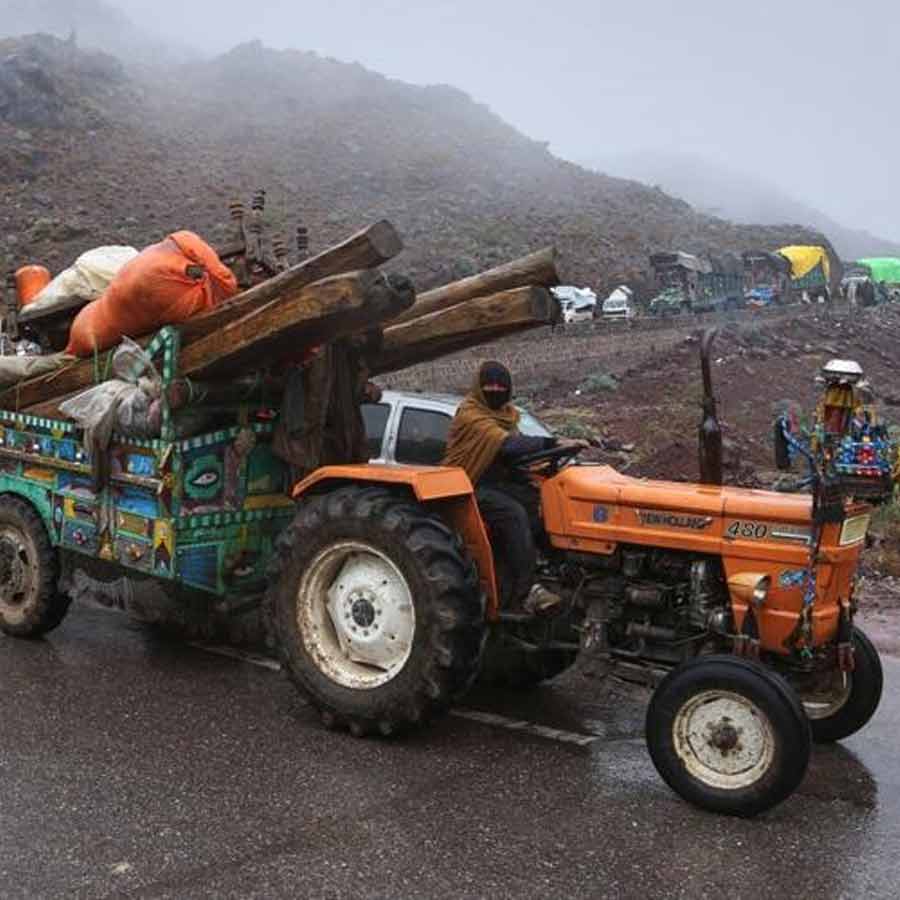 Mosques warn of possible military action, thousands flee northwest Pakistan dgtl