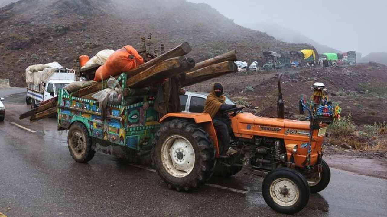 খাইবার পাখতুনখোয়ায় ঘর ছাড়ছেন বাসিন্দারা।