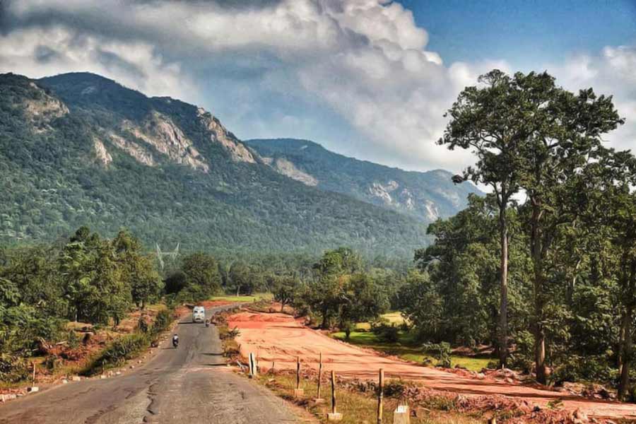 পাহাড়-অরণ্য, জলাধার, নদীর মন ভাল করা সৌন্দর্য রয়েছে বাংরিপোসিতে।