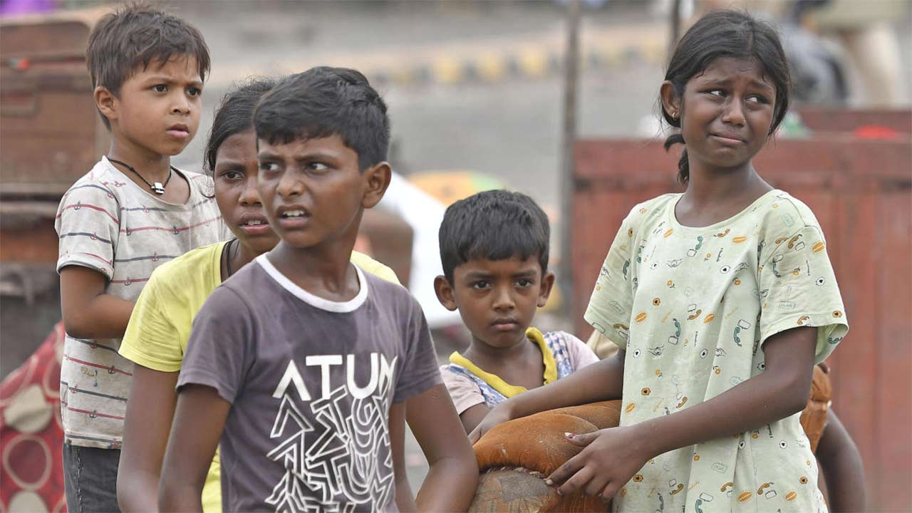 ঠাঁইহারা: চোখের সামনে বুলডোজ়ার এসে গুঁড়িয়ে দিচ্ছে বস্তির একের পর এক ঘর। কোথায় থাকবে, কী খাবে, কোথায় পড়াশোনা করবে, কী ভাবে স্কুলে যাবে— কোনও প্রশ্নেরই উত্তর নেই ওদের কাছে। আপাতত সঙ্গী একরাশ উদ্বেগ আর চোখের জল। মঙ্গলবার, হাওড়ার শালিমারে।