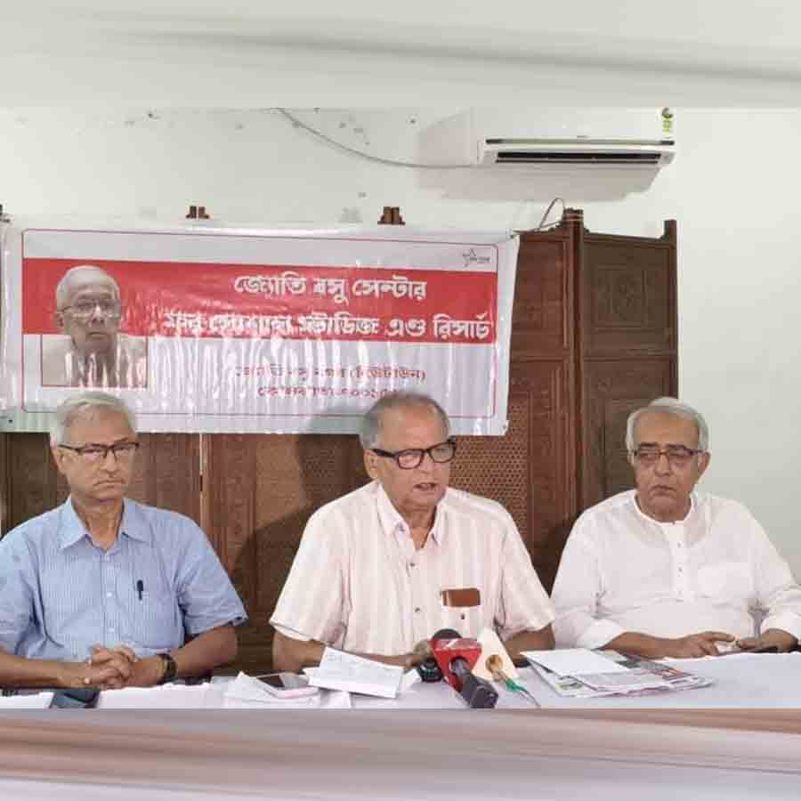 জ্যোতি বসু গবেষণা কেন্দ্রে আগামী কর্মসূচি ঘোষণায় সিপিএম নেতা রবীন দেব ও সুখেন্দু পানিগ্রাহী (বাঁ দিকে)।