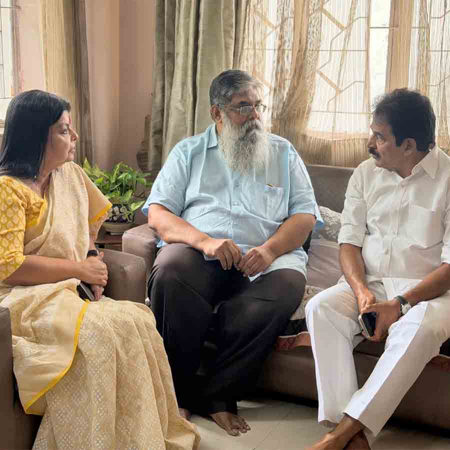 সাংবাদিক রাজাগোপালের কাছে কংগ্রেস নেতা কে সি বেণুগোপাল ও দীপা দাশমুন্সি।