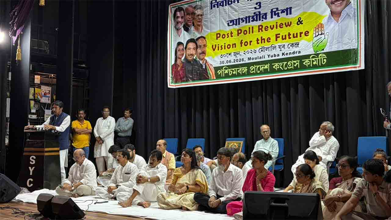 কংগ্রেসের সমীক্ষা বৈঠকে এআইসিসি-র সাধারণ সম্পাদক (সংগঠন) কে সি বেণুগোপাল, দীপা দাশমুন্সি ও অন্য নেতারা। মৌলালি যুব কেন্দ্রে।