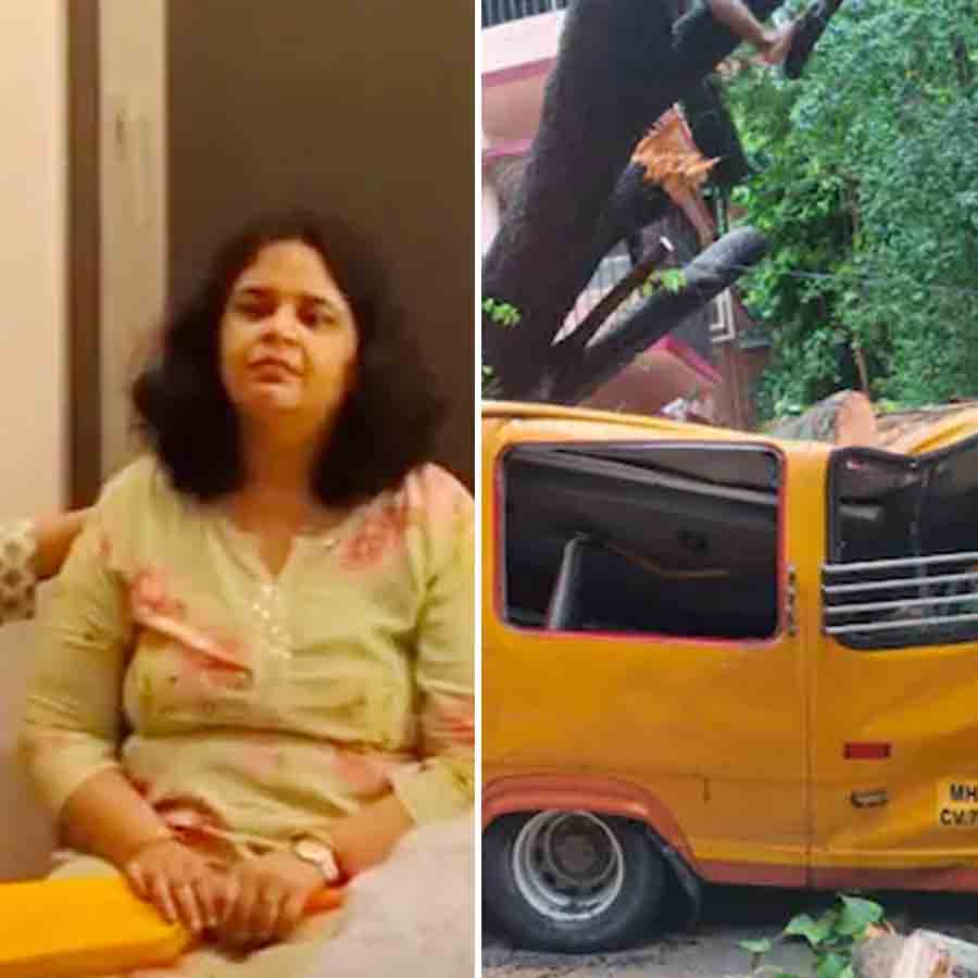 (বাঁ দিকে) ব্যাট হাতে অপেক্ষায় বিহানের মা। (ডান) দুর্ঘটনাগ্রস্ত সেই স্কুলবাস। ছবি: সংগৃহীত