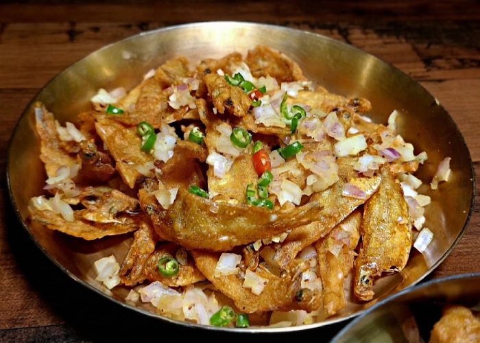কড়কড়ে মৌরলা মাছ কাঁসার রেকাবিতে সাজিয়ে হাজির। 