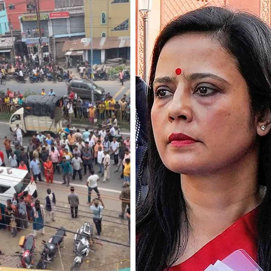 Eggs, stones throwing to TMC MP Mahua Moitra in Kaliganj of Nadia dgtld