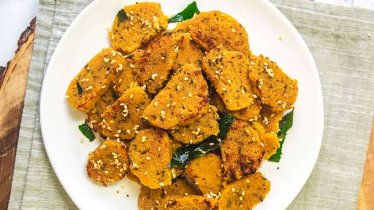 গুজরাতি মুঠিয়া ভাপানো খাবার।