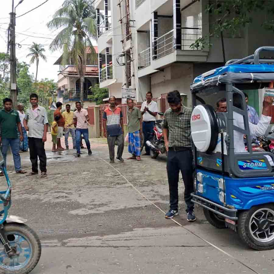 জলপাইগুড়ি শহরে উড়ালপুলের জন্য সমীক্ষার কাজে মাপজোক চলছে।
