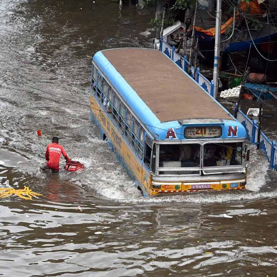 District Magistrate coordinated with local departments to prevent floods in Arambagh
