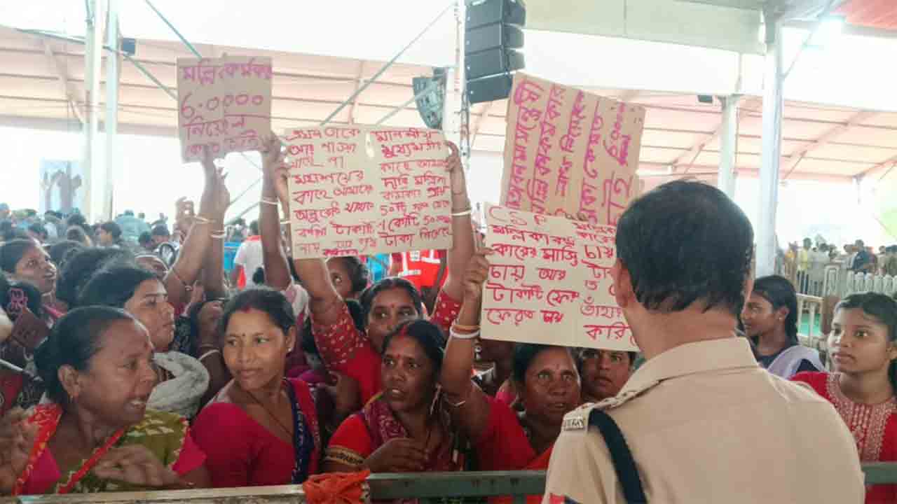 মঙ্গলবার মুকুটমণিপুরে।