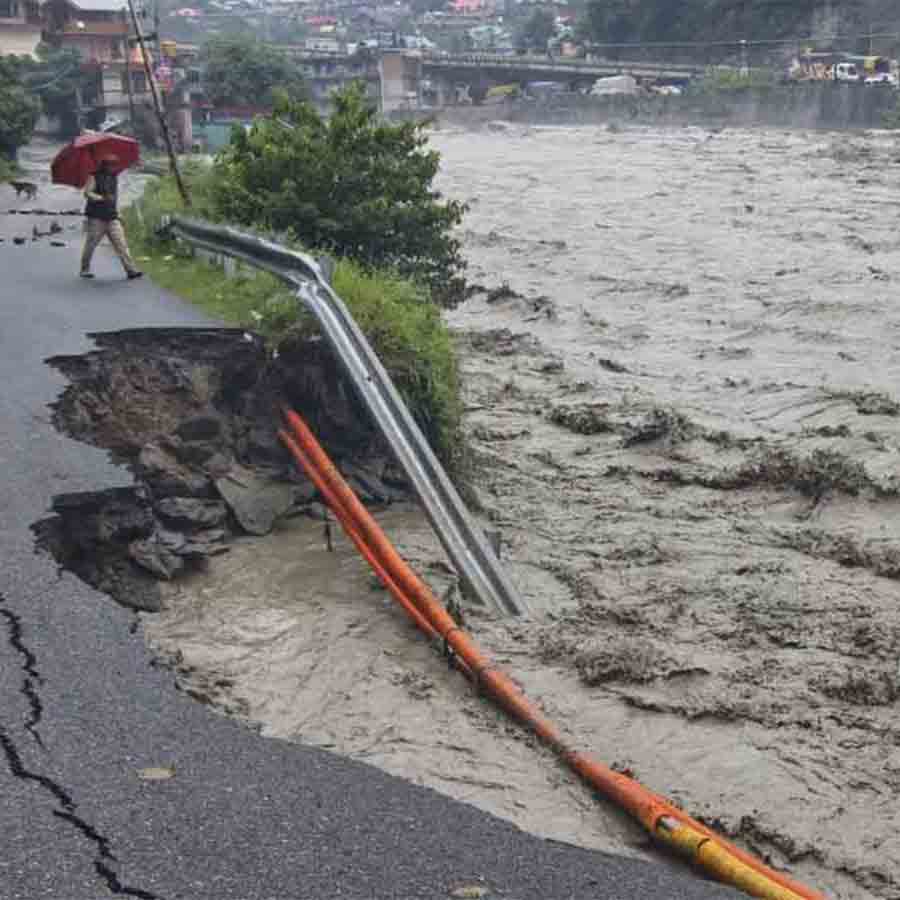 Tourists from Bhadeshwar trapped in himachal, police rescued them