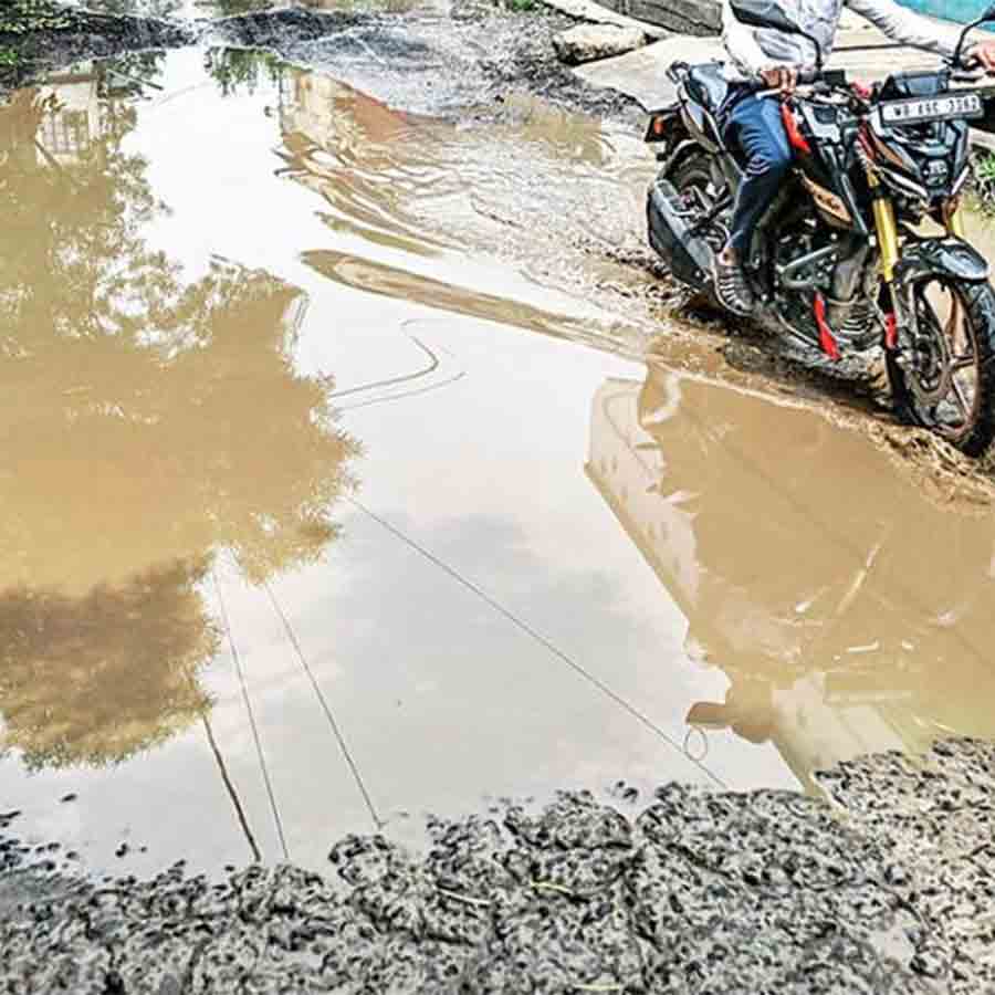 বৃষ্টিতে বেহাল পথ। ঝাড়গ্রাম শহরের বাছুরডোবা এলাকায়।