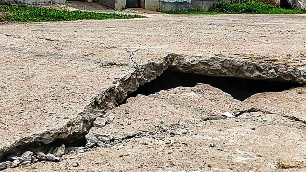 ফেটে গিয়েছে রাস্তা। নিজস্ব চিত্র