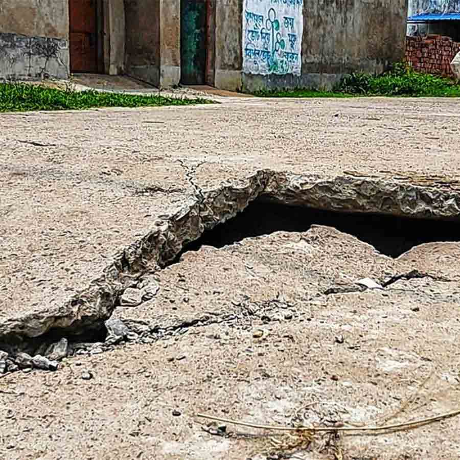 ফেটে গিয়েছে রাস্তা। নিজস্ব চিত্র