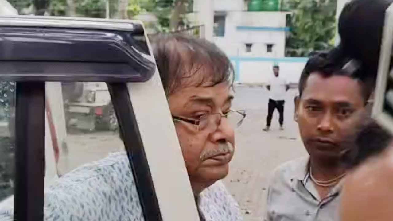 উদয়ন গুহ।