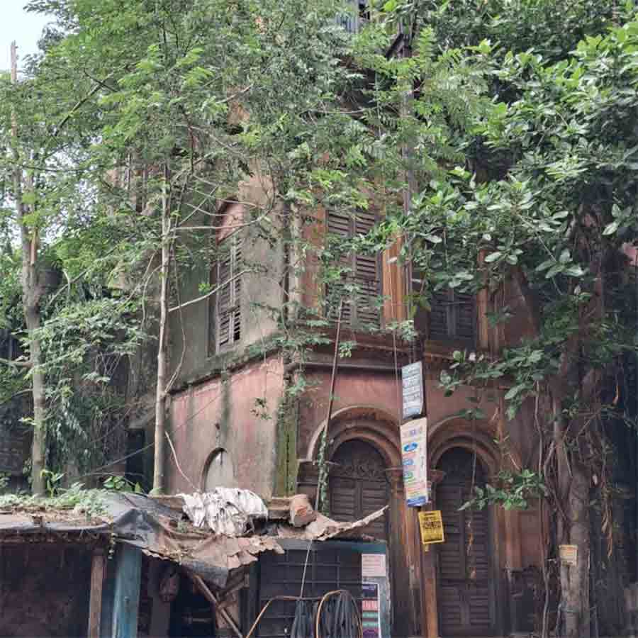 Few Injured a dilapidated house collapsed at Bardhaman