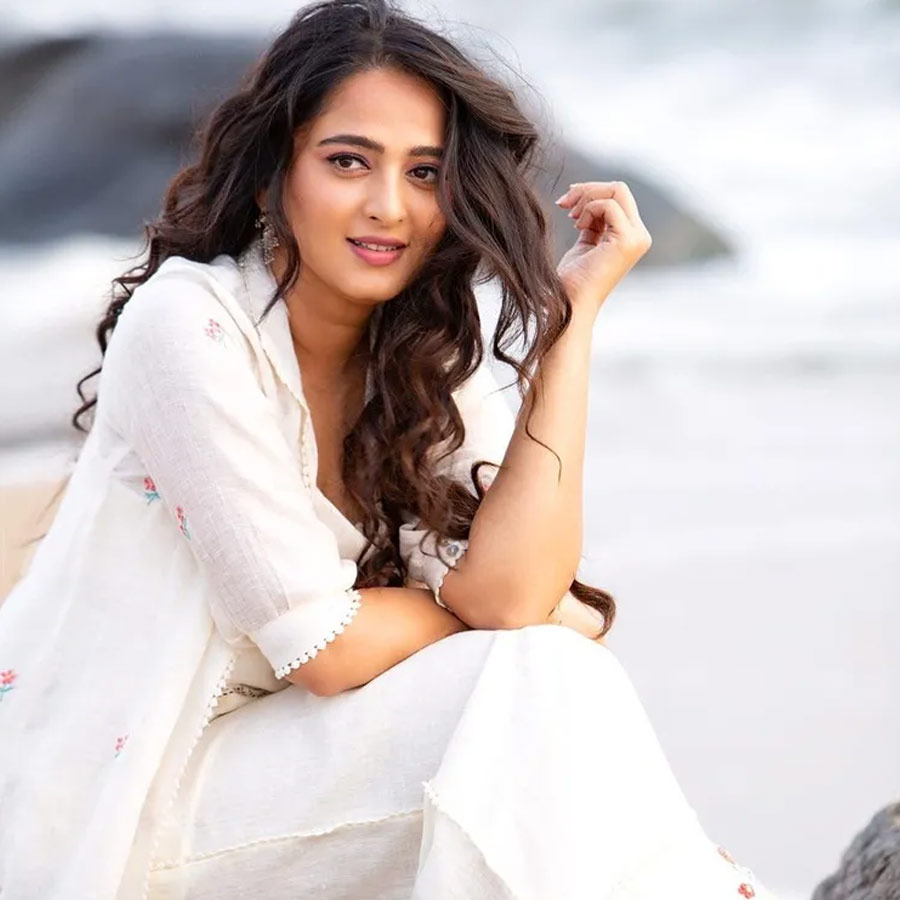 অনুষ্কা শেট্টি: হাসতে শুরু করলে আর থামতে পারেন না অনুষ্কা। বিরল ‘লাফিং ডিজ়িজ়’-এ ভুগছেন অভিনেত্রী। চিকিৎসা বিজ্ঞানের পরিভাষায় একে বলে 'সিউডোবালবার এফেক্ট'। এ ক্ষেত্রে রোগী হঠাৎ হাসতে শুরু করেন কিংবা কান্নাকাটি শুরু করেন, এবং একটানা বেশ কিছু ক্ষণ সেই পর্ব চলতে থাকে। 