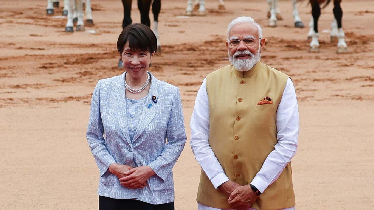 জাপানের প্রধানমন্ত্রী সানায়ে তাকাইচির সঙ্গে ভারতের প্রধানমন্ত্রী নরেন্দ্র মোদী। বৃহস্পতিবার দিল্লিতে।