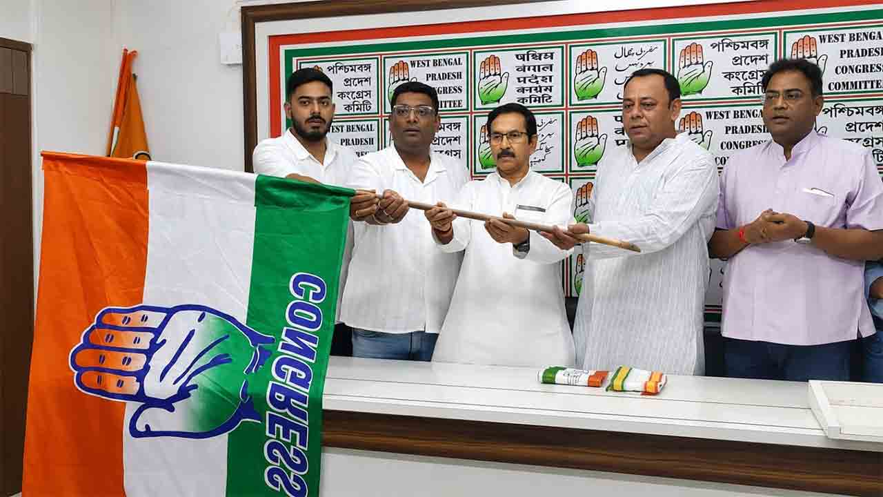 তৃণমূল কংগ্রেসের দুই নেতা যোগ দিলেন কংগ্রেসে। বিধান ভবনে।