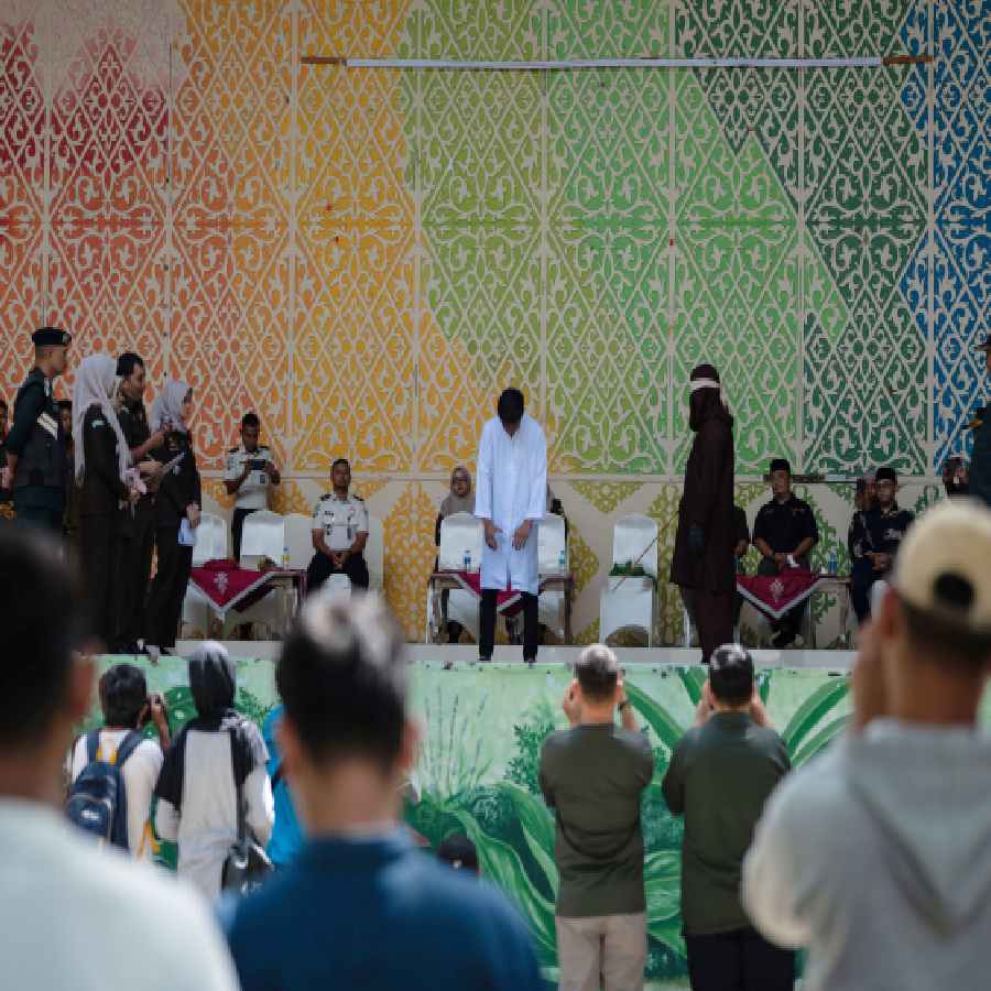 A young couple was subject to weird punishment for kissing each other in Indonesia dgtl