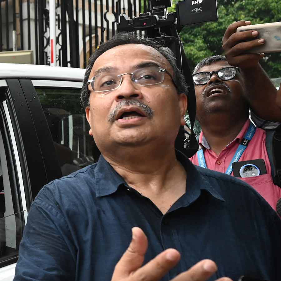 TMC leader Kunal Ghosh left the MLA training ceremony in presence of Lok Sabha speaker Om Birla and assembly speaker Rathindra Bose dgtl