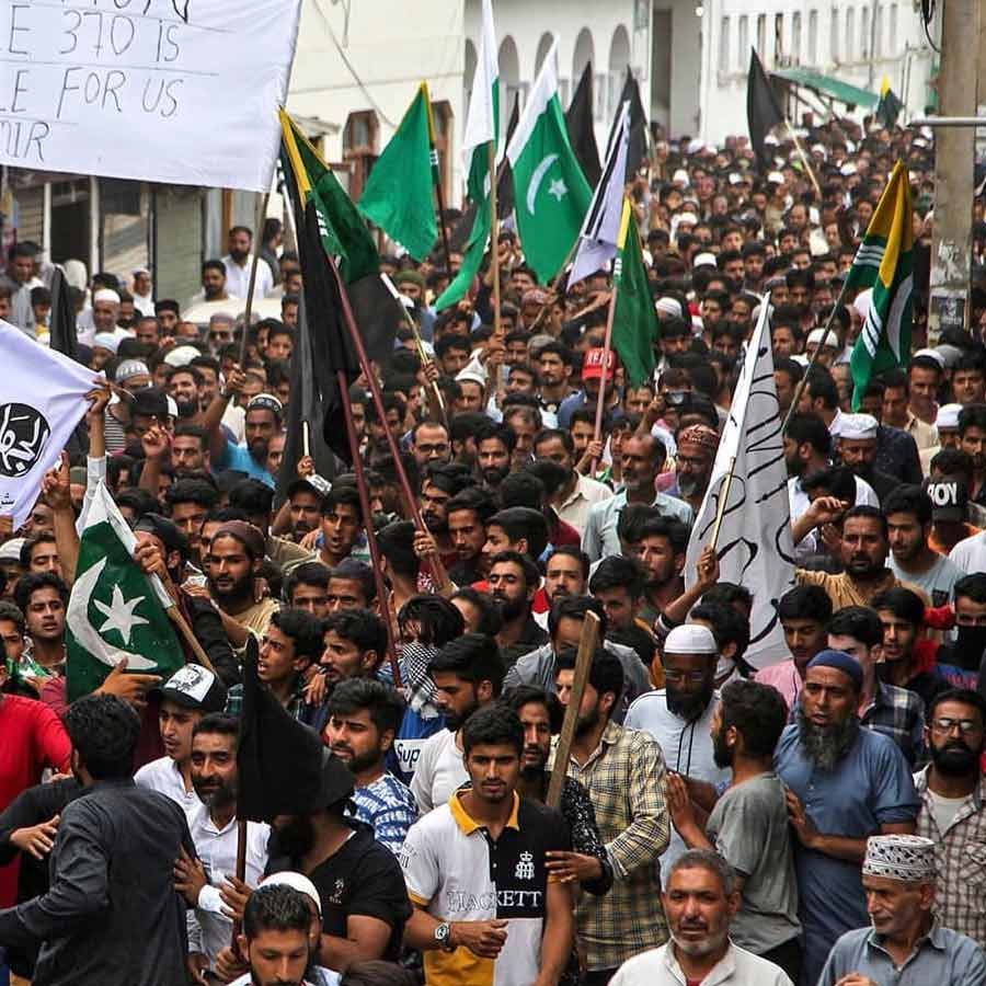 POK Leaders Allege Pakistan Army Supplied Guns and Ammunition to Kashmiris
