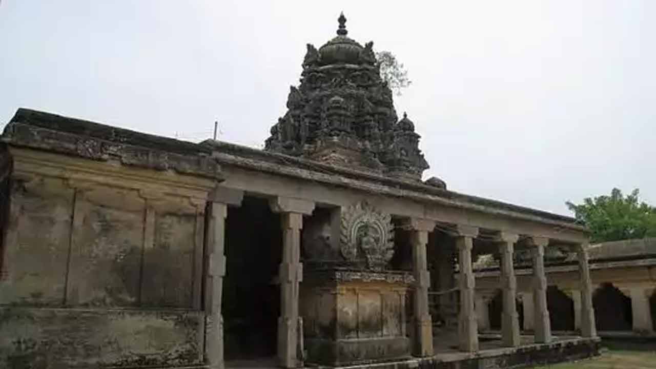 মন্দিরে শিবলিঙ্গটিও আখ দিয়েই তৈরি। 