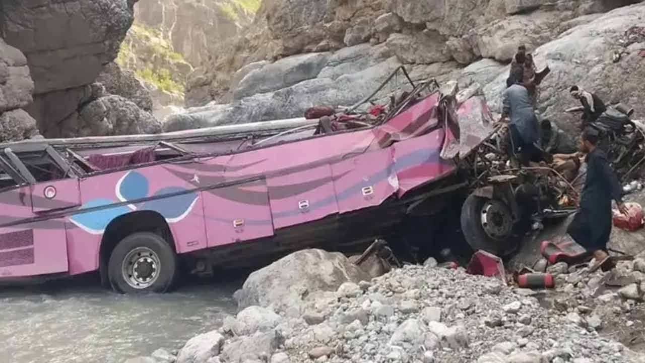 খাদে পড়ে রয়েছে দুর্ঘটনাগ্রস্ত বাসটি। শুক্রবার পাকিস্তানের বালোচিস্তান প্রদেশে।