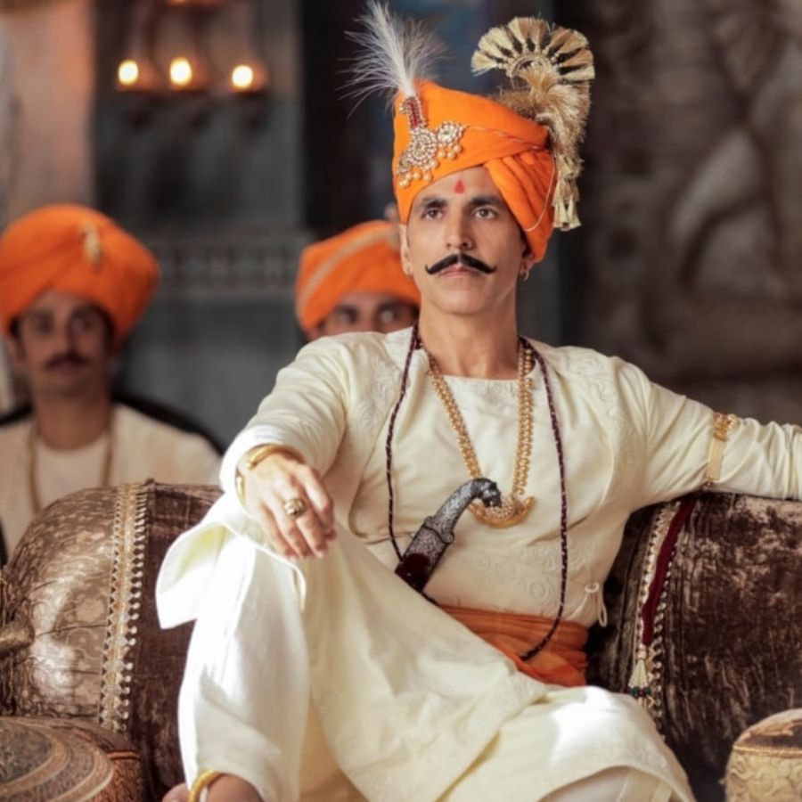 সম্রাট পৃথ্বীরাজ (২০২২): ‘পিরিয়ড ড্রামা’ মানে অনেক সাজসজ্জা। বড় সেট। কোটি টাকার বাজেট। ‘সম্রাট পৃথ্বীরাজ’ ছবিটিও অনেক টাকা খরচ করে তৈরি করেছিলেন অক্ষয় কুমার। বিতর্কও হয়েছিল। কিন্তু বক্সঅফিসে সে ভাবে কোনও প্রভাব ফেলতে পারেনি এই ছবি। অক্ষয় ছাড়া এই ছবিতে অভিনয় করেছিলেন সঞ্জয় দত্ত, সোনু সুদ, মানুষী চিল্লর-সহ আরও অনেকে। কিন্তু তাতেও একেবারেই ভাল ফল করেনি এই ছবি। 