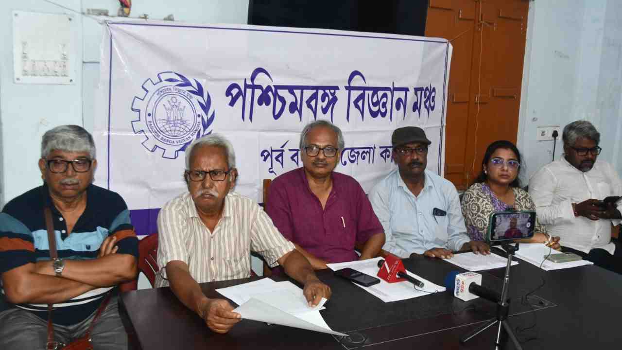 সাংবাদিক বৈঠকে পশ্চিমবঙ্গ বিজ্ঞান মঞ্চ। 