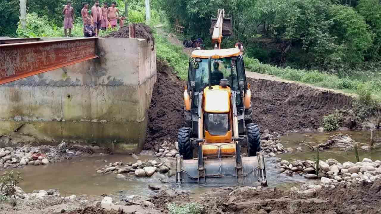 অসমাপ্ত সেতুর কাজ শেষ করার দাবিতে মঙ্গলবার পথ অবরোধে শামিল হয়েছিলেন করলাভ্যালি চা বাগানের শ্রমিকেরা। বৃহস্পতিবার সেতুর  কাজ শুরু