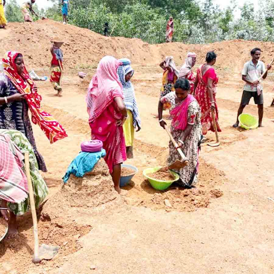 কাঁকসার বিদবিহার পঞ্চায়েতের ফুলঝোড় গ্রামে চালু হল পুকুর সংস্কার।