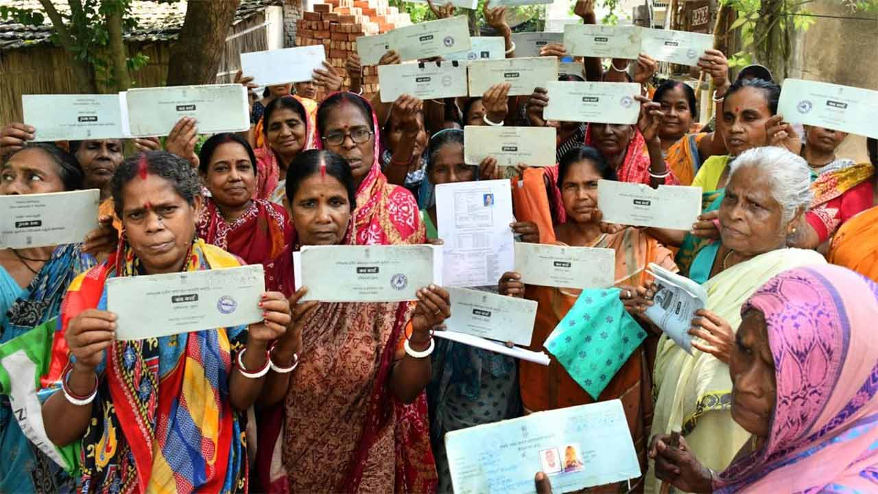 বৃহস্পতিবার ১২৫ দিনের কাজের সূচনা হল। জব কার্ড হাতে মহিলারা।