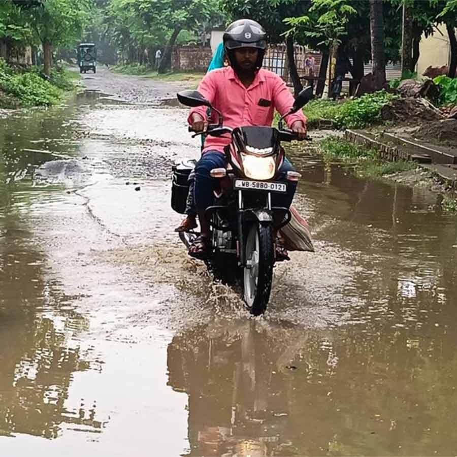 জল জমে রানিনগর ১ ব্লকের রাইপুরে। এই রাস্তা দিয়ে যাতায়াত রানিনগর ১ ও ২ এবং ডোমকল ব্লকের বিস্তীর্ণ এলাকার মানুষের।