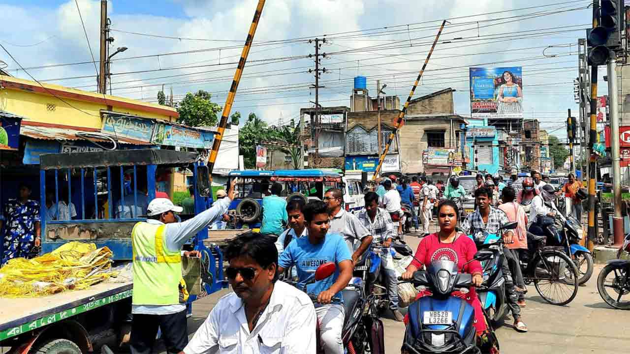 এই রেলগেটে উড়ালপুলের ভাবনা। বৃহস্পতিবার। রানাঘাটে।