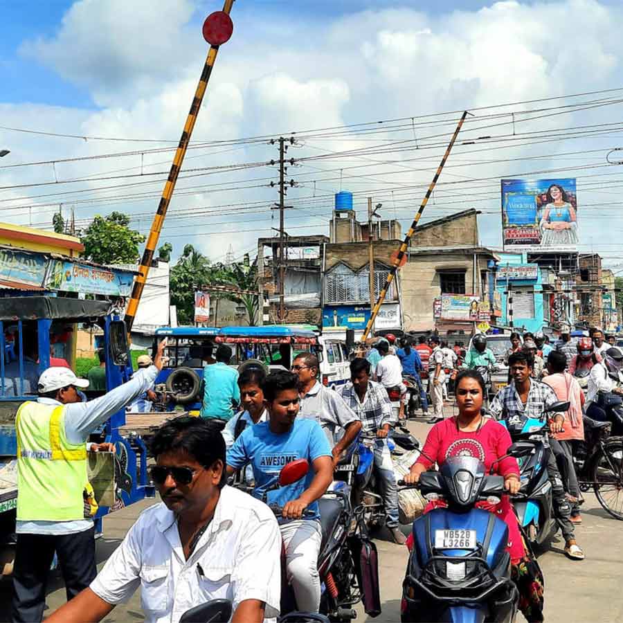 এই রেলগেটে উড়ালপুলের ভাবনা। বৃহস্পতিবার। রানাঘাটে।