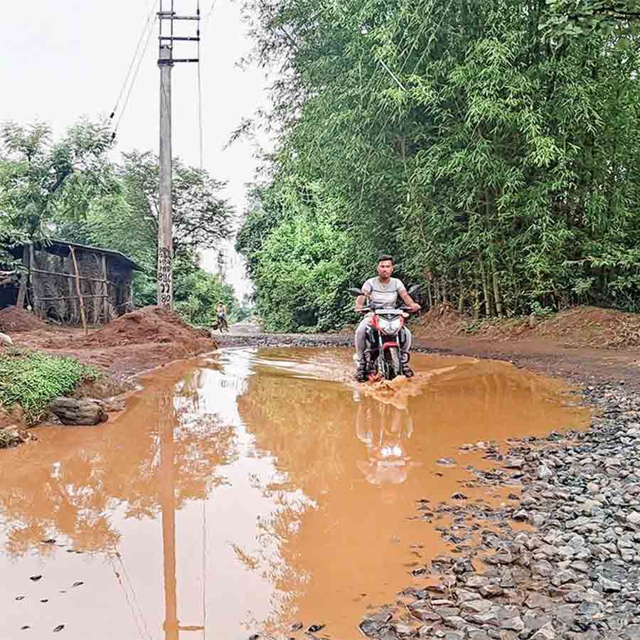 জল থইথই তালড্যাংরার হাড়মাসড়া থেকে খাতড়ার কেশিয়া যাওয়ার রাস্তা।
