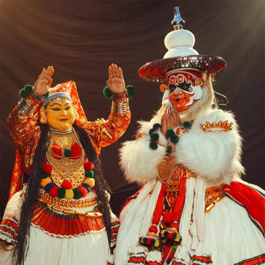 কথাকলি পরিবেশনায় দুই নৃত্যশিল্পী।